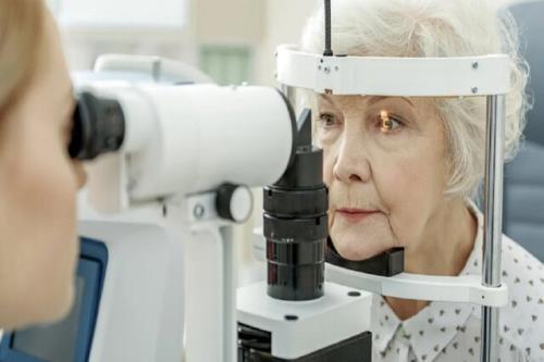توانایی مکمل های غذایی خاص در پیشگیری از شایع ترین علت نابینایی افراد مسن