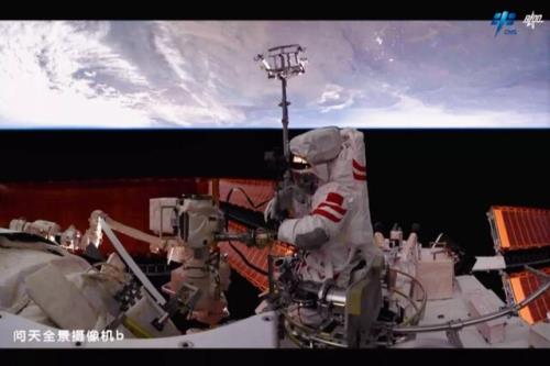 اولین پیاده روی فضایی ماموریت شنژو ۱۵ چین انجام شد